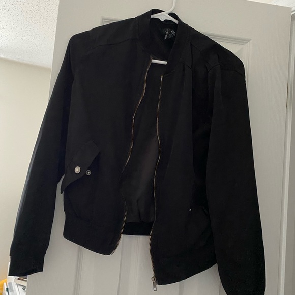 This is a jacket not sure what brand but is in good condition! - Picture 3 of 3